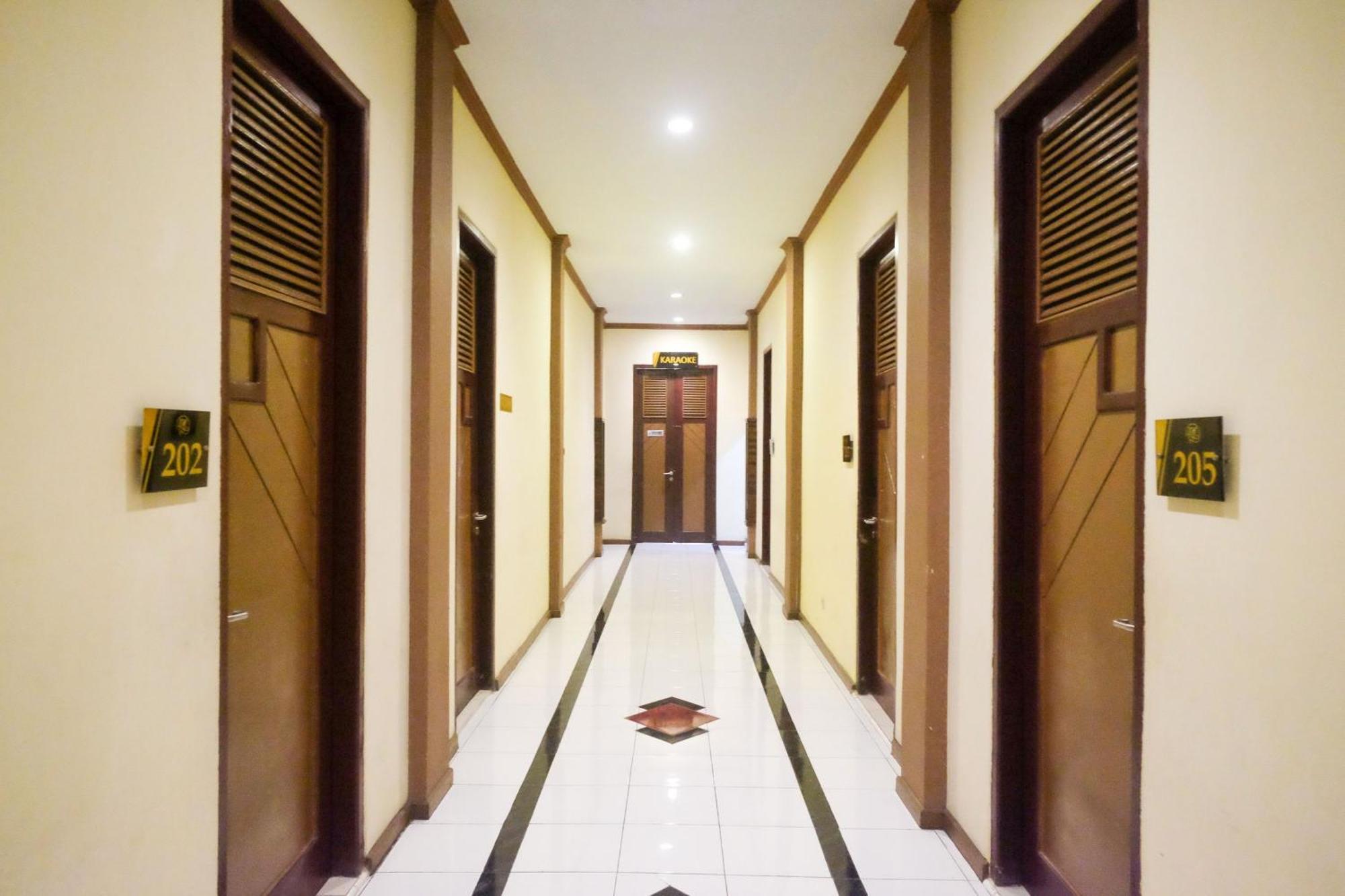 Urbanview Hotel Dedy Jaya Brebes Exterior foto