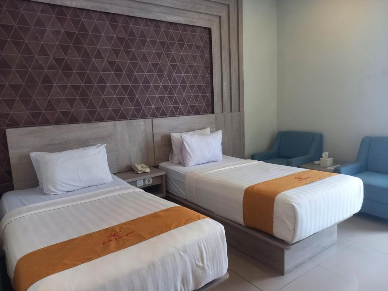 Urbanview Hotel Dedy Jaya Brebes Exterior foto