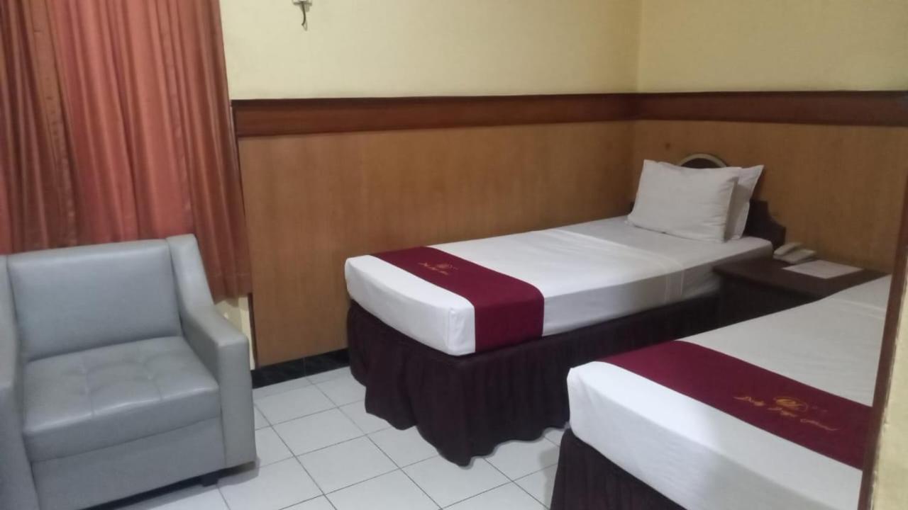 Urbanview Hotel Dedy Jaya Brebes Exterior foto